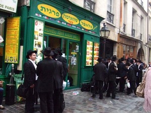  写真は４年前のパリ旅行の時に取りました。マレ地区のユダヤ人通りで、安くて美味しいファラフェル　サンドウィッチを食べました。若者のオーソドックスユダヤ人が楽しそうに、集まってした。